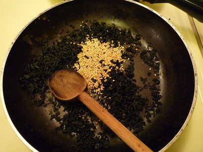 Wakame furikake-ingredients in the frying pan