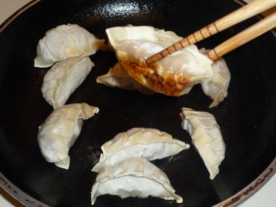 Gyoza-fry until golden brown