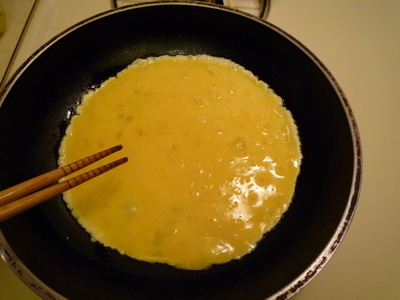 Pancetta Fried rice-eggs into the frying pan