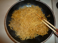 Yakisoba-add sauce to noodles