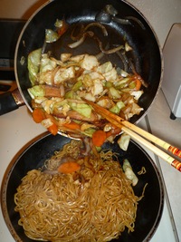 Yakisoba-combine noodles and veggies