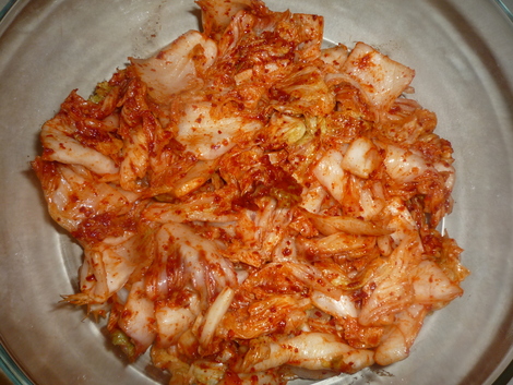 Kimchee_into a glass container