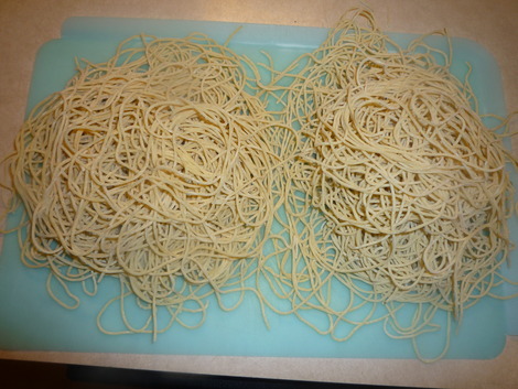 Tonkotsu Ramen Suigyoza_break apart the noodles