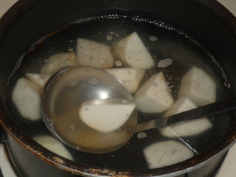Satoimo_miso_soup_boil in dashijiru