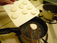 Shiratama-into boiling water