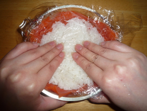 Sushi cake_press rice next