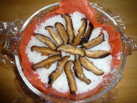 Sushi cake_lay slices of shitake next