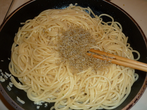 wafu pasta2-add shirasu to pasta