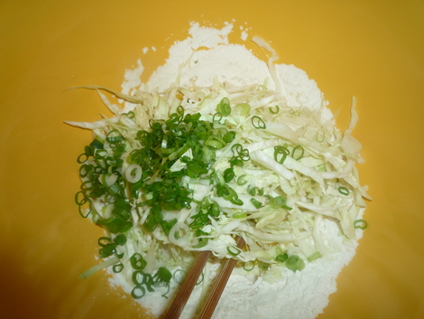 Okonomiyaki_nagaimo_egg_flour_cabbage_green onions