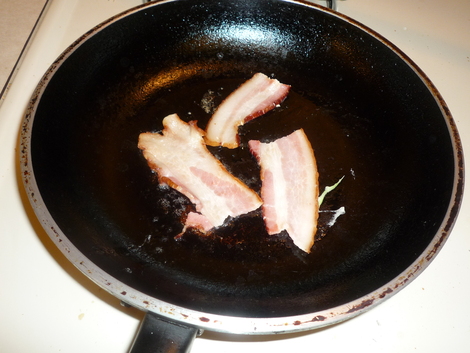 Okonomiyaki-bacon in pan