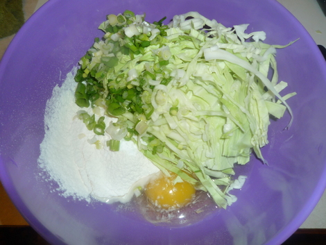 Okonomiyaki-add cabbage and green onions
